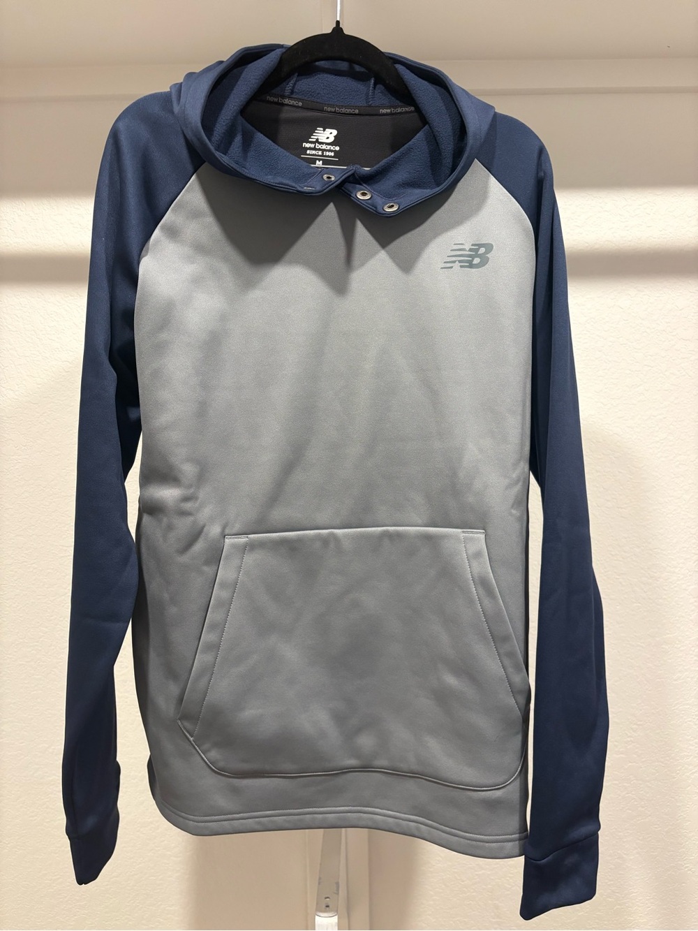 New Balance Men’s Hooded Pullover in Gray & Navy Size Medium - Like New